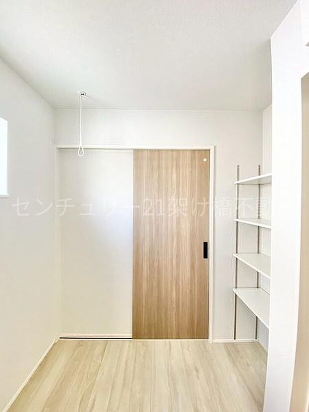 【洗面所】吊下げ物干し＆可動棚付き！