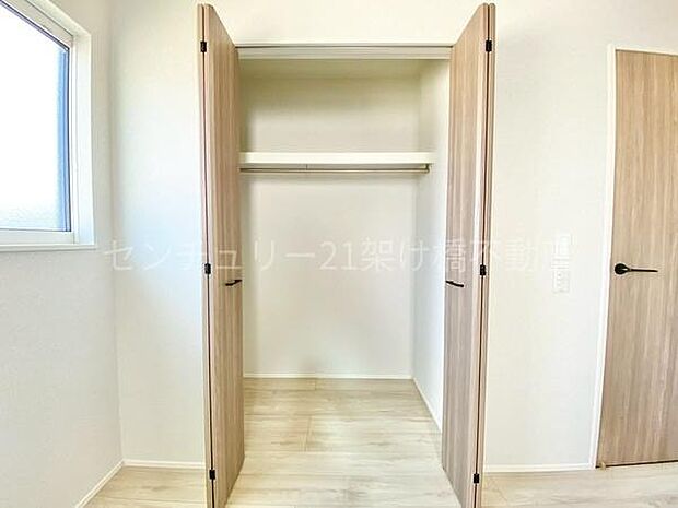 【5.2帖洋室 収納】便利な上部棚付きの収納です◎