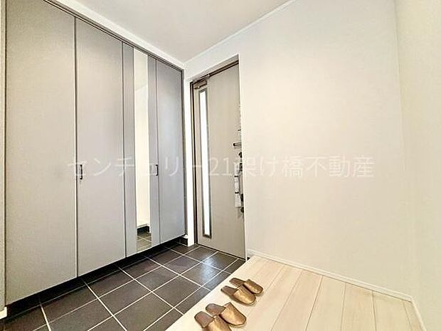 採光面があり明るい玄関♪土汚れの気になるアウトドア用品なども収納可能な土間収納付き!