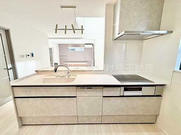 便利な三口IHコンロ・グリル・食洗機・浄水器・パントリー付きでお料理もはかどります♪