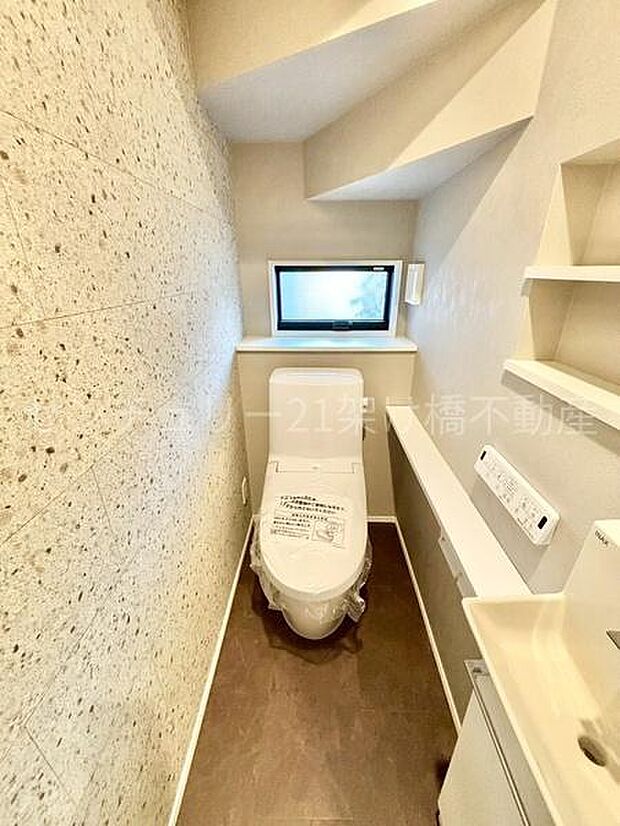 【1階 トイレ】温水洗浄便座で快適にお使いいただけます。