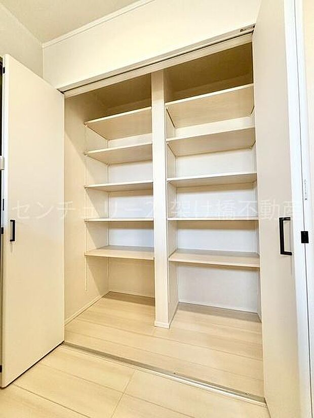 【2階 収納スペース】