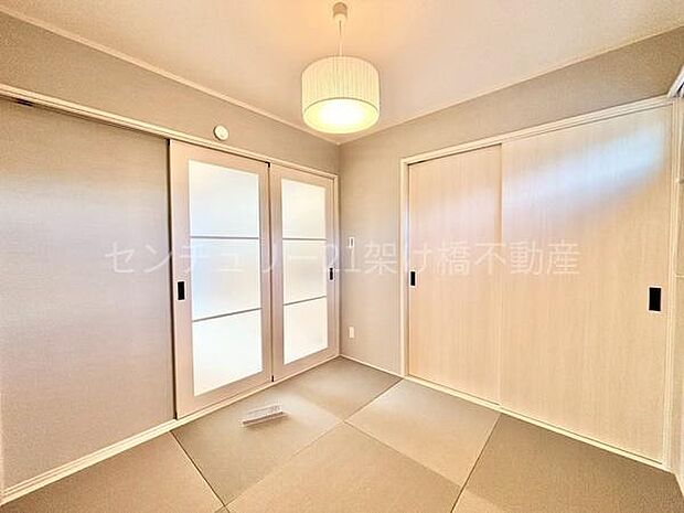 【LDK横 和室 4.5帖】2面採光の明るい和室。収納付きです。