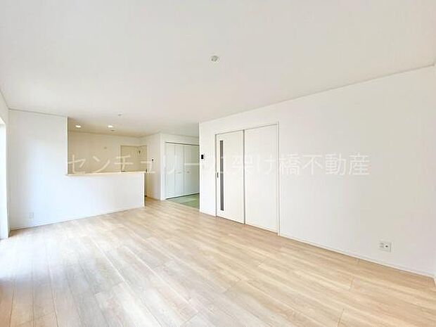 【LDK 18帖】隣接するタタミコーナーを合わせれば21帖の大空間◎家族団らんのリビングスルー階段です♪