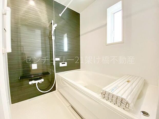 【浴室】浴室乾燥暖房機付きです。雨の日の洗濯物の乾燥やヒートショック対策としてもお使い頂けます。