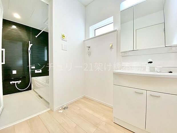 【洗面所】三面鏡の独立洗面台となっております。ストックなどを収納するのに便利な収納あり◎
