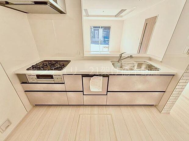 【システムキッチン】三口コンロ、グリル、浄水器、食器洗乾燥機つきでお料理が捗ります♪キッチン横には大型パントリーあり!