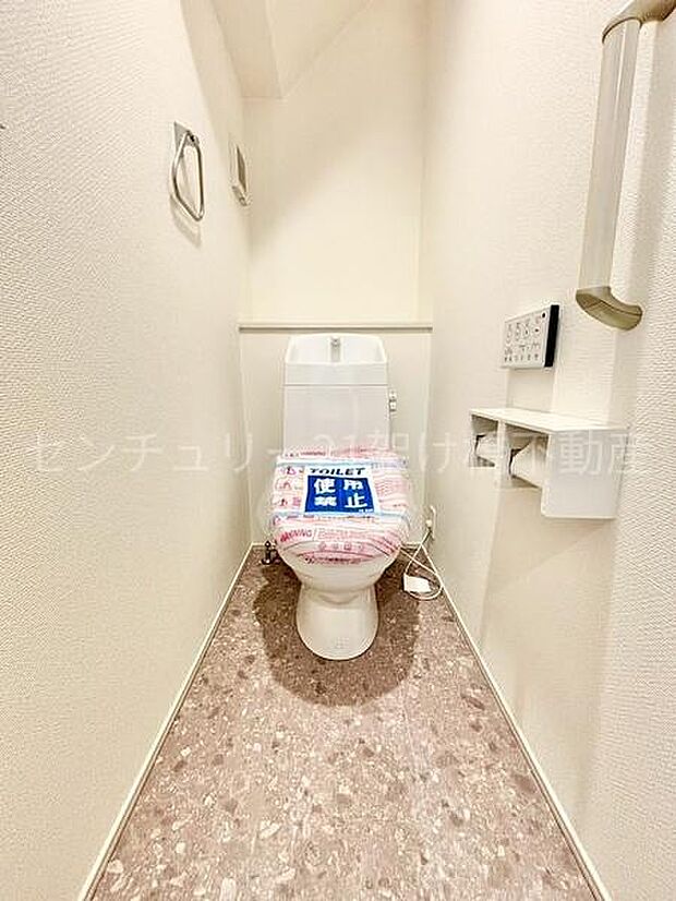 【1階 トイレ】温水洗浄便座で快適にお使いいただけます。