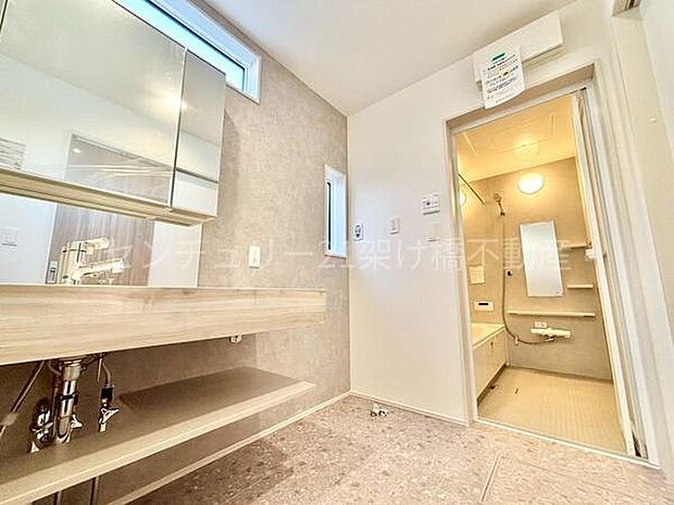 【洗面所】三面鏡の独立洗面台となっております。ストックなどを収納するのに便利な収納あり◎