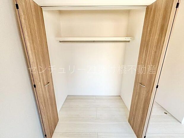 【9帖 洋室】クローゼット上段棚つきで寝具なども収納可能です。