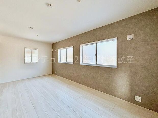 【9帖 洋室】アクセントクロスがお洒落なこちらの洋室は、将来ライフスタイルに合わせて間仕切り可能◎