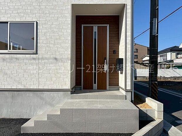 【玄関】屋根付きで雨の日にも安心です◎