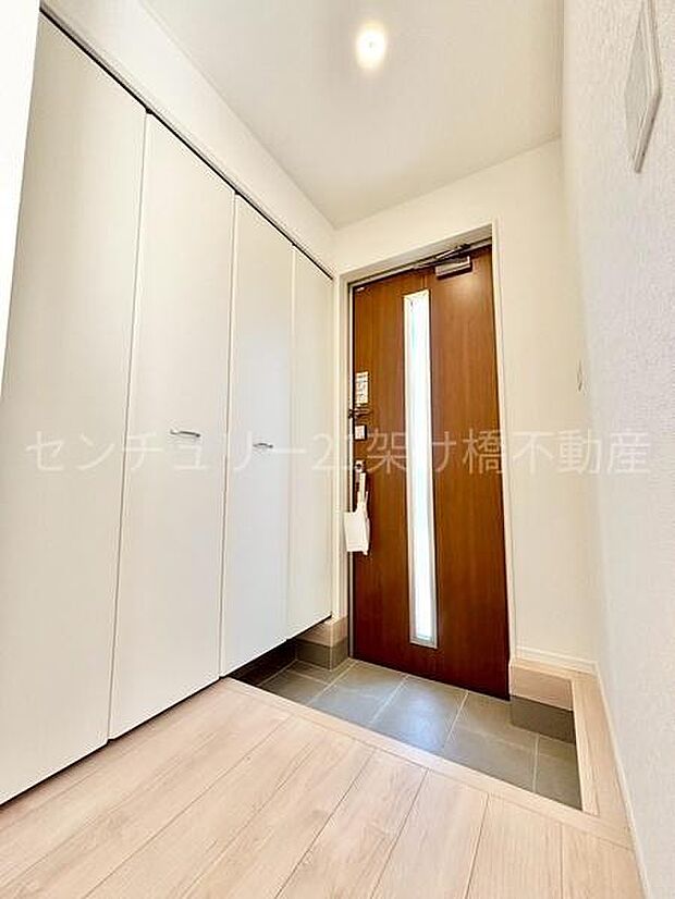 【玄関】ワイドタイプの玄関収納付き♪ご家族のお履き物をたっぷり収納できます◎