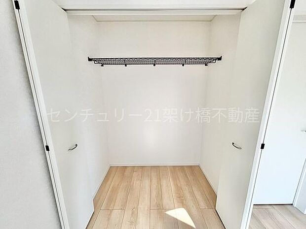 【1階洋室4.5帖 収納】便利な上部棚付きの収納です◎