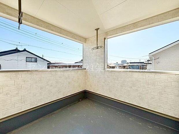【南向きバルコニー】雨の日も安心なインナーバルコニーです。お洗濯だけでなくご家族の憩いの空間にも◎