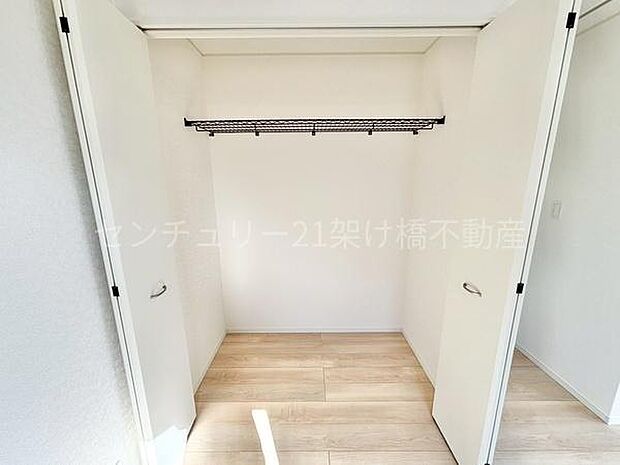 【2階7.5帖洋室 収納】便利な上部棚付きの収納です◎