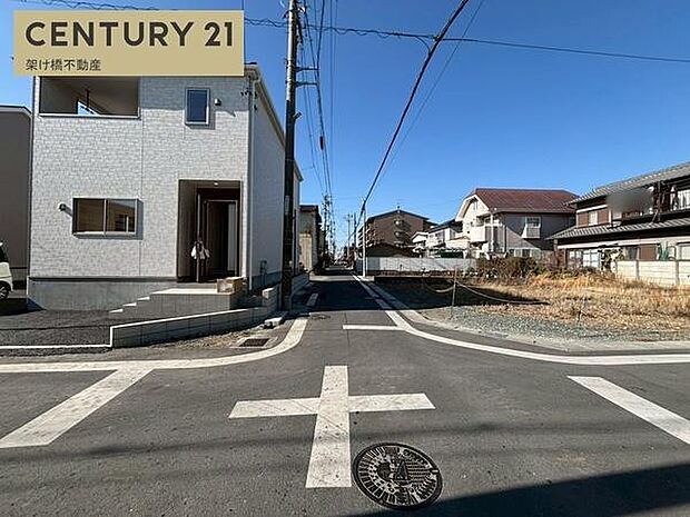 南東側公道約4ｍ北側公道約4ｍ