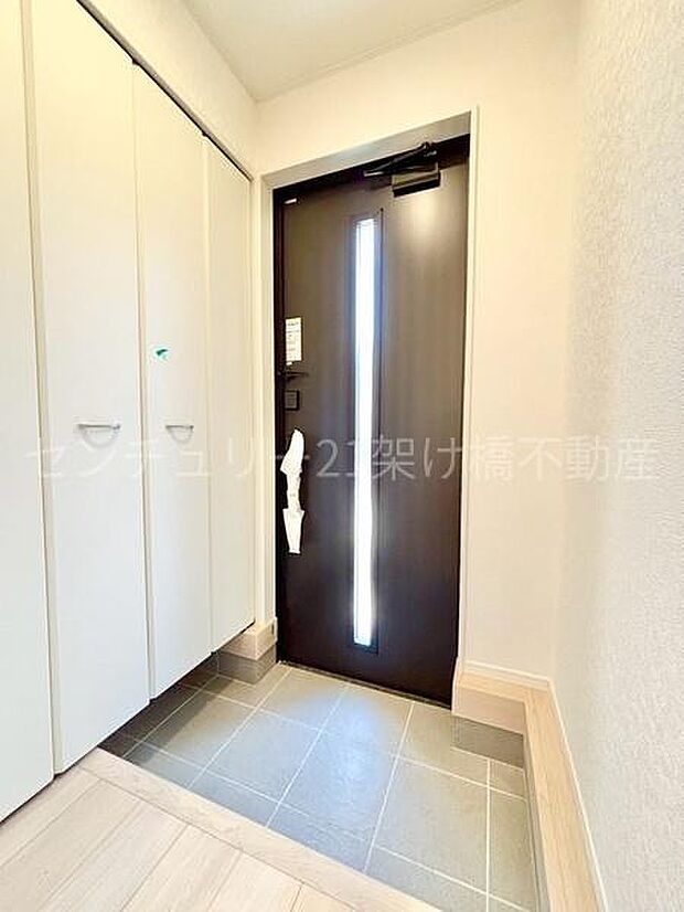 【玄関】天井高の収納付き♪ご家族の靴をたっぷり収納できます◎