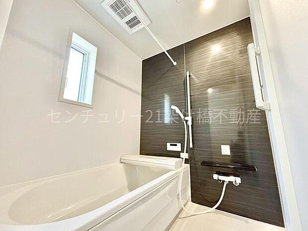 【浴室】浴室乾燥暖房機付きです。雨の日の洗濯物の乾燥やヒートショック対策としてもお使い頂けます。