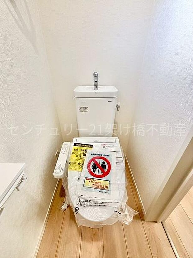 【1階 トイレ】温水洗浄便座で快適にお使いいただけます。