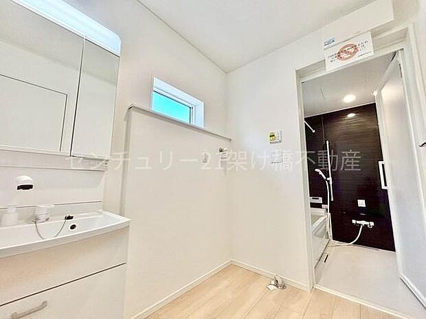 【洗面所】ワイドタイプの洗面所は棚を置いたり収納を自分でカスタマイズできます◎