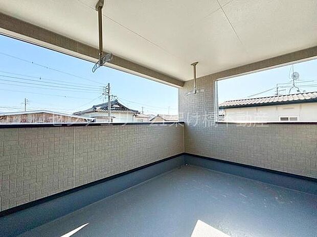 【南向きバルコニー】雨の日も安心なインナーバルコニーです。お洗濯だけでなくご家族の憩いの空間にも◎