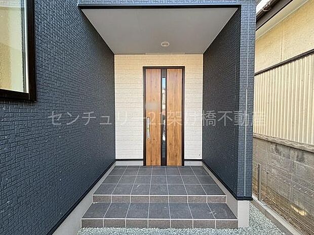 【玄関】屋根付きで雨の日にも安心です◎