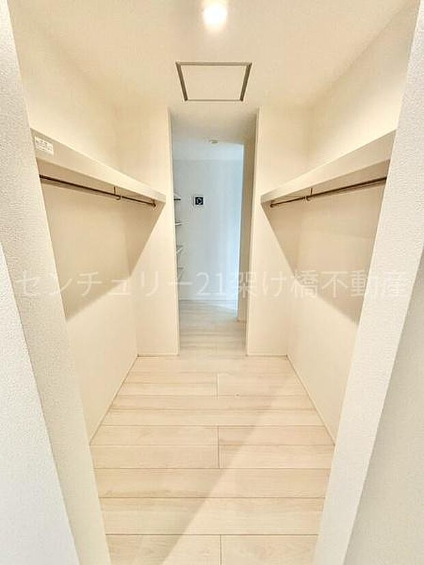 【パントリー＆ファミリークローク】玄関〜キッチンへと繋がる大容量の収納スペース♪可動棚付きです◎