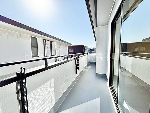 【バルコニー】南東向きワイドバルコニーです♪