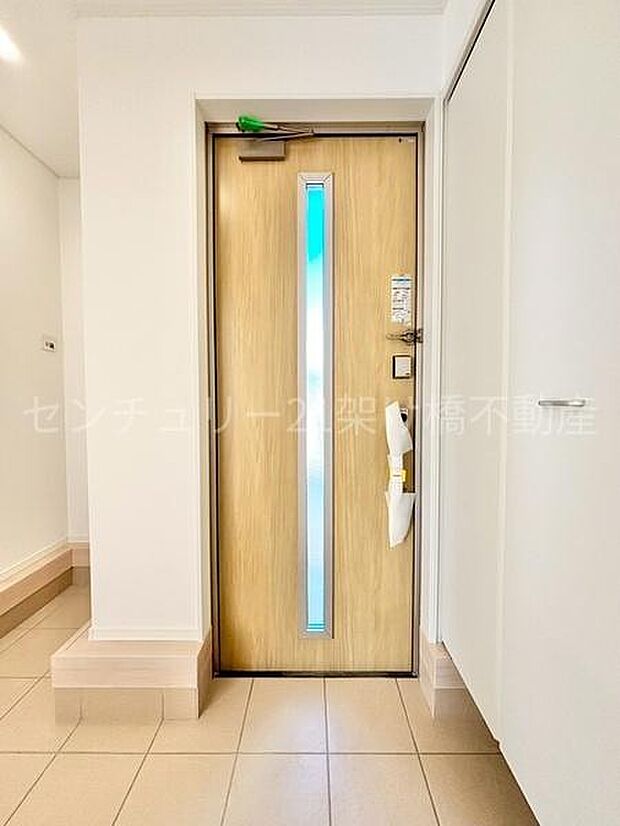 【玄関】シューズボックス・土間収納付きでスッキリとした玄関。採光面があり、明るいです♪