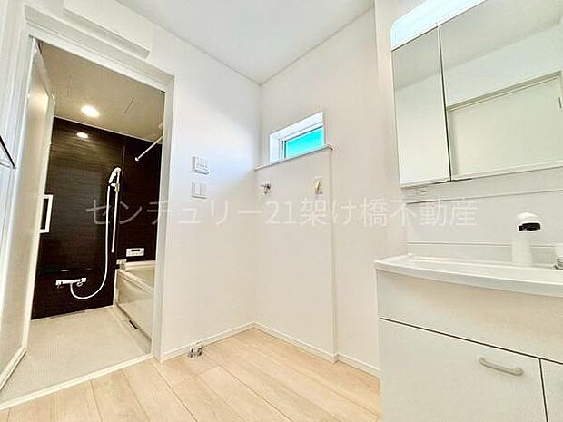 【洗面所】三面鏡の独立洗面台となっております。ストックなどを収納するのに便利な収納あり◎