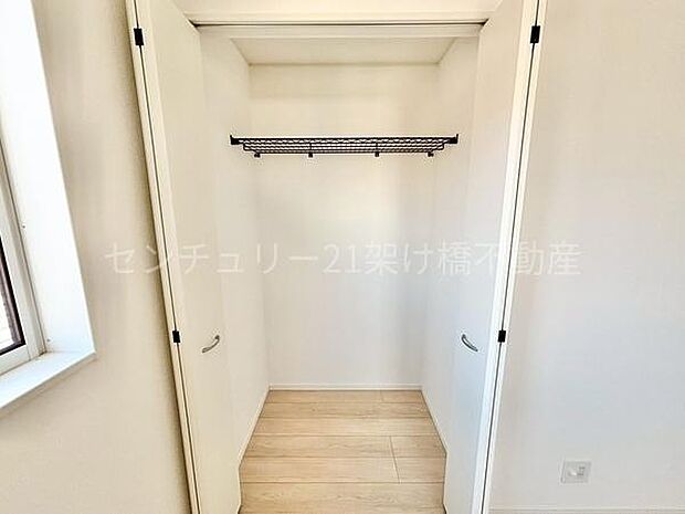 【2階　洋室　5.2帖】クローゼット上段棚つきで寝具なども収納可能です。