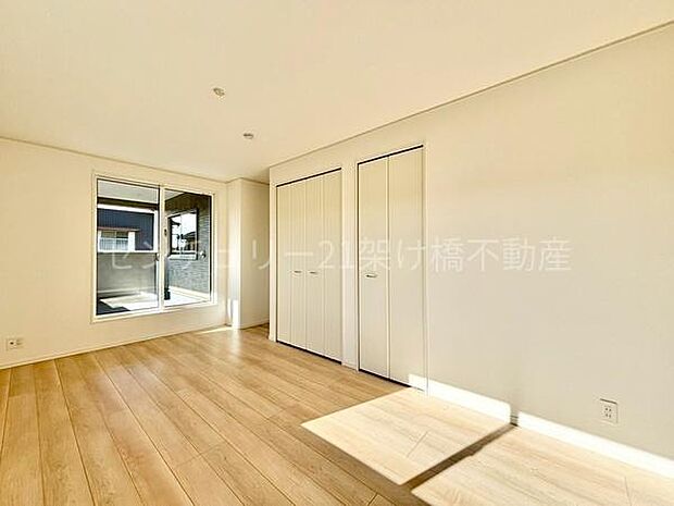 【2階　洋室　8.7帖】南向きで明るい洋室♪クローゼットが2つあり、主寝室におすすめ！