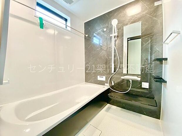 【浴室】浴室乾燥暖房機付きです。雨の日の洗濯物の乾燥やヒートショック対策としてもお使い頂けます。