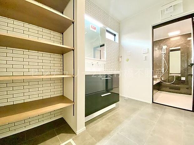 【洗面所】ワイドタイプの洗面所は棚付きで収納もバッチリ♪