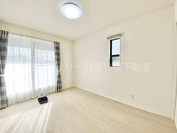 【南側6帖　洋室】南に面した洋室は明るく過ごしやすい◎