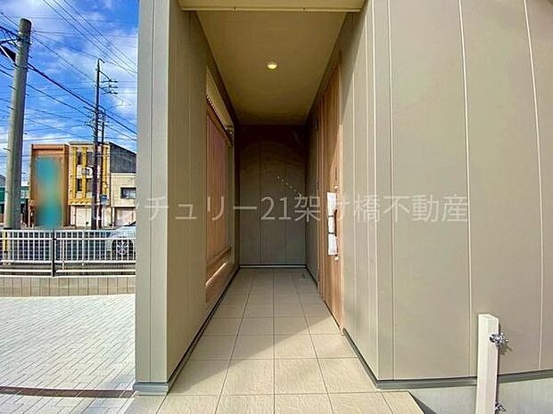 【玄関】屋根付きで雨の日にも安心です◎