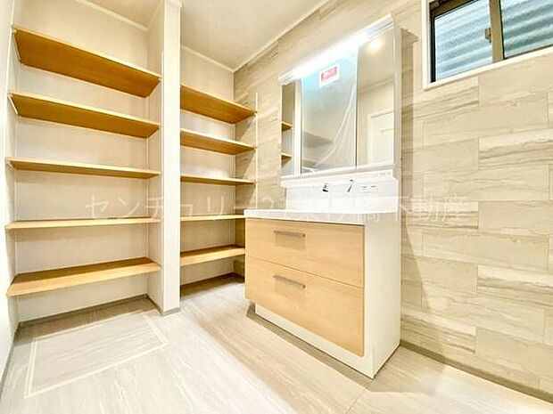 【洗面所】ワイドタイプの洗面所は棚付きで収納もバッチリ♪