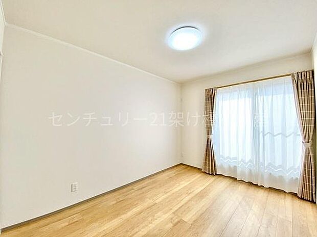 【西側6帖　洋室】2階全居室6帖以上＆南向きで広々と明るくお使いいただけます♪