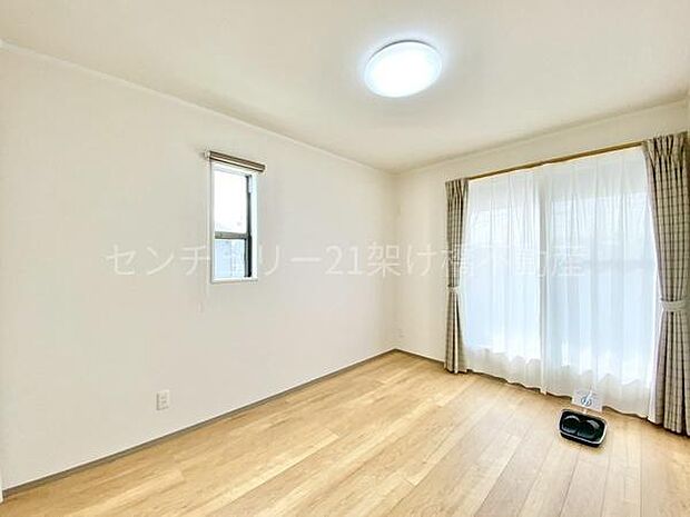 【東側6帖　洋室】2階全居室6帖以上＆南向きで広々と明るくお使いいただけます♪