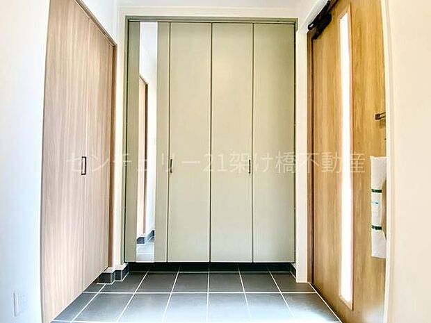 【玄関】玄関収納＆土間収納・さらにホール収納付きです♪ご家族のお履き物をたっぷりしまえます◎