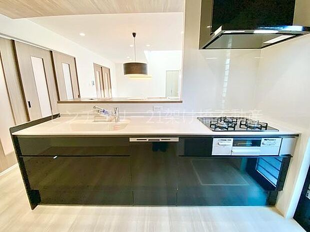 【システムキッチン】三口コンロ、グリル、浄水器、食器洗乾燥機つきでお料理が捗ります♪キッチン裏にはパントリー・カップボード置き場などあり◎勝手口もあり、荷物の運搬も楽々！