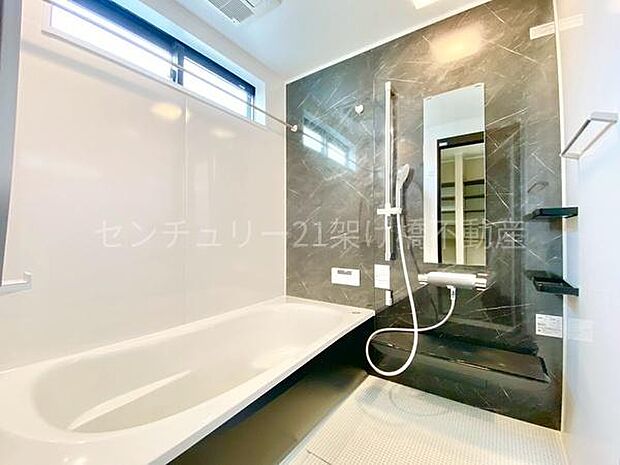 【浴室】浴室乾燥暖房機付きです。雨の日の洗濯物の乾燥やヒートショック対策としてもお使い頂けます。