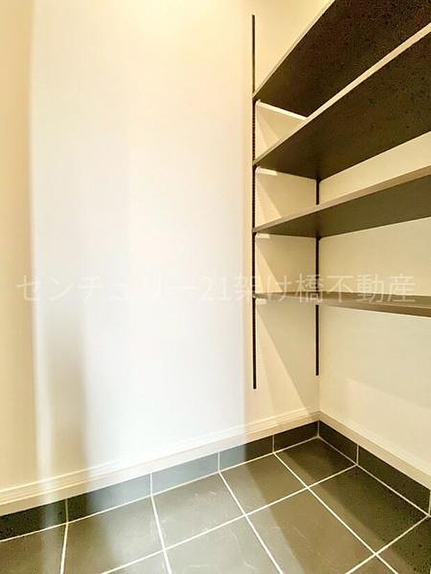 【土間収納】お履き物だけでなく土汚れの気になるアウトドア用品や、趣味のグッズの収納にも◎