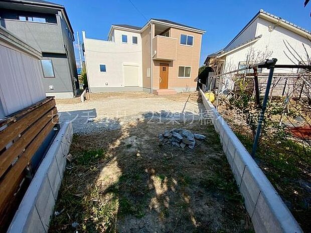 駐車場並列2台可！（但し車種による）広々お庭スペースあり♪