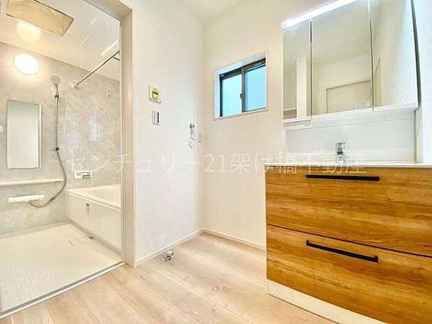 【洗面所】三面鏡の独立洗面台となっております。ストックなどを収納するのに便利なワイド収納棚あり◎