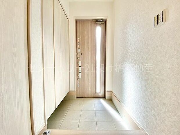 【玄関】シューズクローゼット付きの玄関♪ご家族のお履き物をたっぷりしまえます◎
