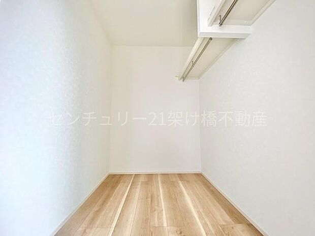 【7.2帖洋室　ウォークインクローゼット】大型のウォークインクローゼットは衣類だけでなく、寝具や趣味の用品の収納にも◎