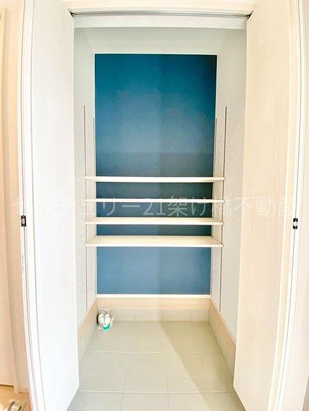 【シューズクローゼット】さわやかな印象のアクセントクロスで清潔感◎