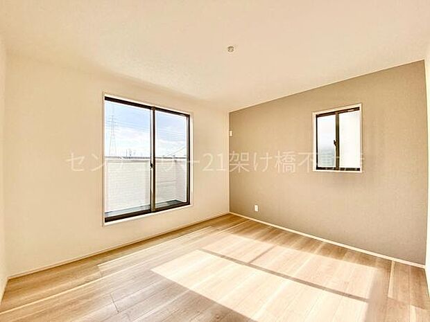 【7.2帖　洋室】主寝室におすすめの落ち着いた雰囲気の広々洋室は、バルコニーに出入り可能です。大型のウォークインクローゼット付き◎